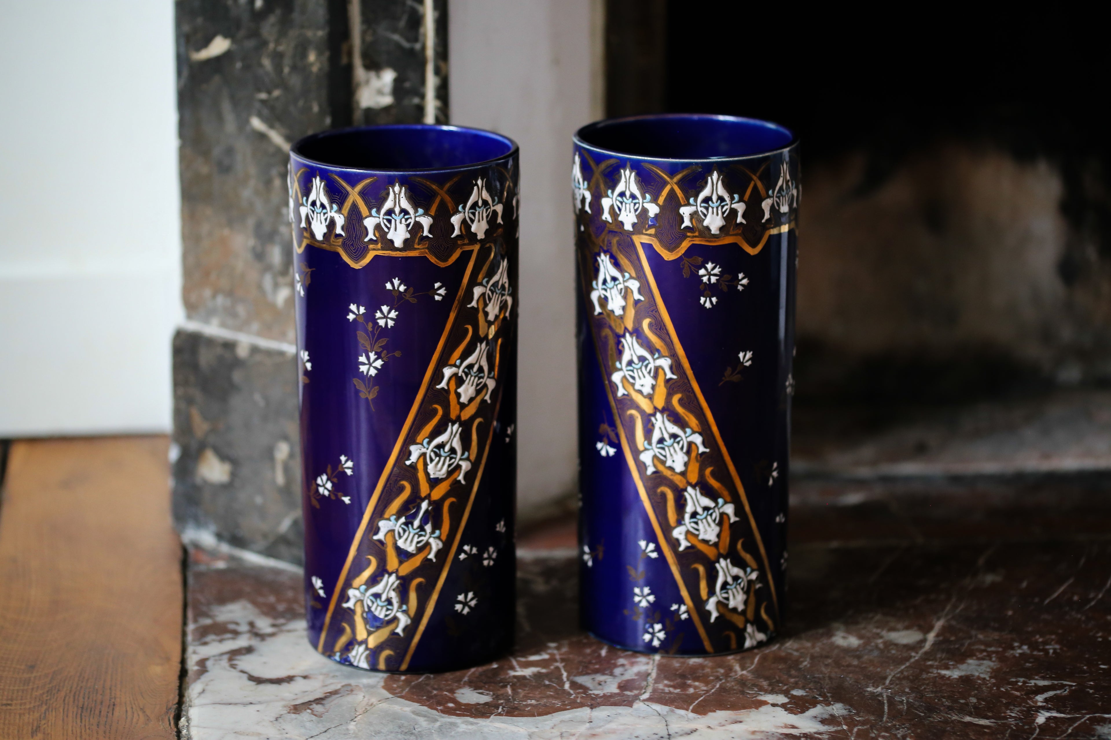 Paire de vases Art nouveau en porcelaine de Lunéville motifs floraux en relief doré