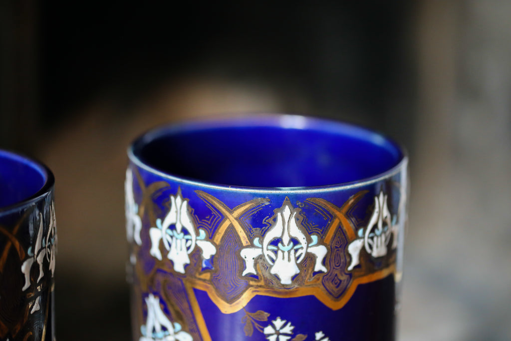 Paire de vases Art nouveau en porcelaine de Lunéville motifs floraux en relief doré
