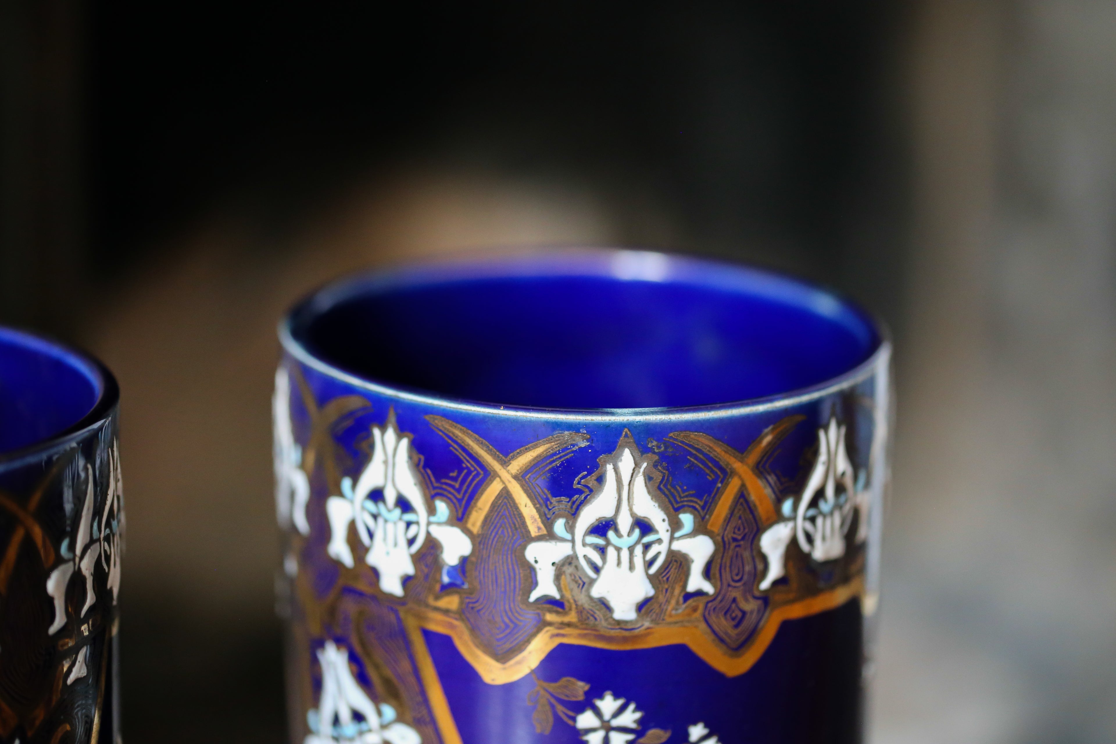 Paire de vases Art nouveau en porcelaine de Lunéville motifs floraux en relief doré