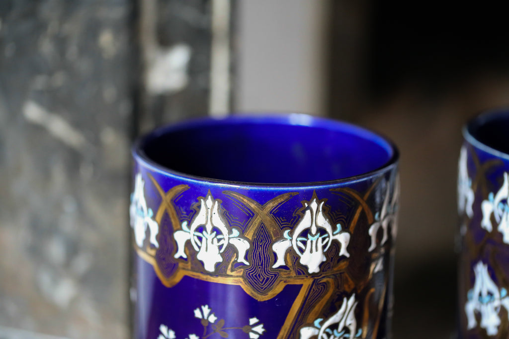 Paire de vases Art nouveau en porcelaine de Lunéville motifs floraux en relief doré