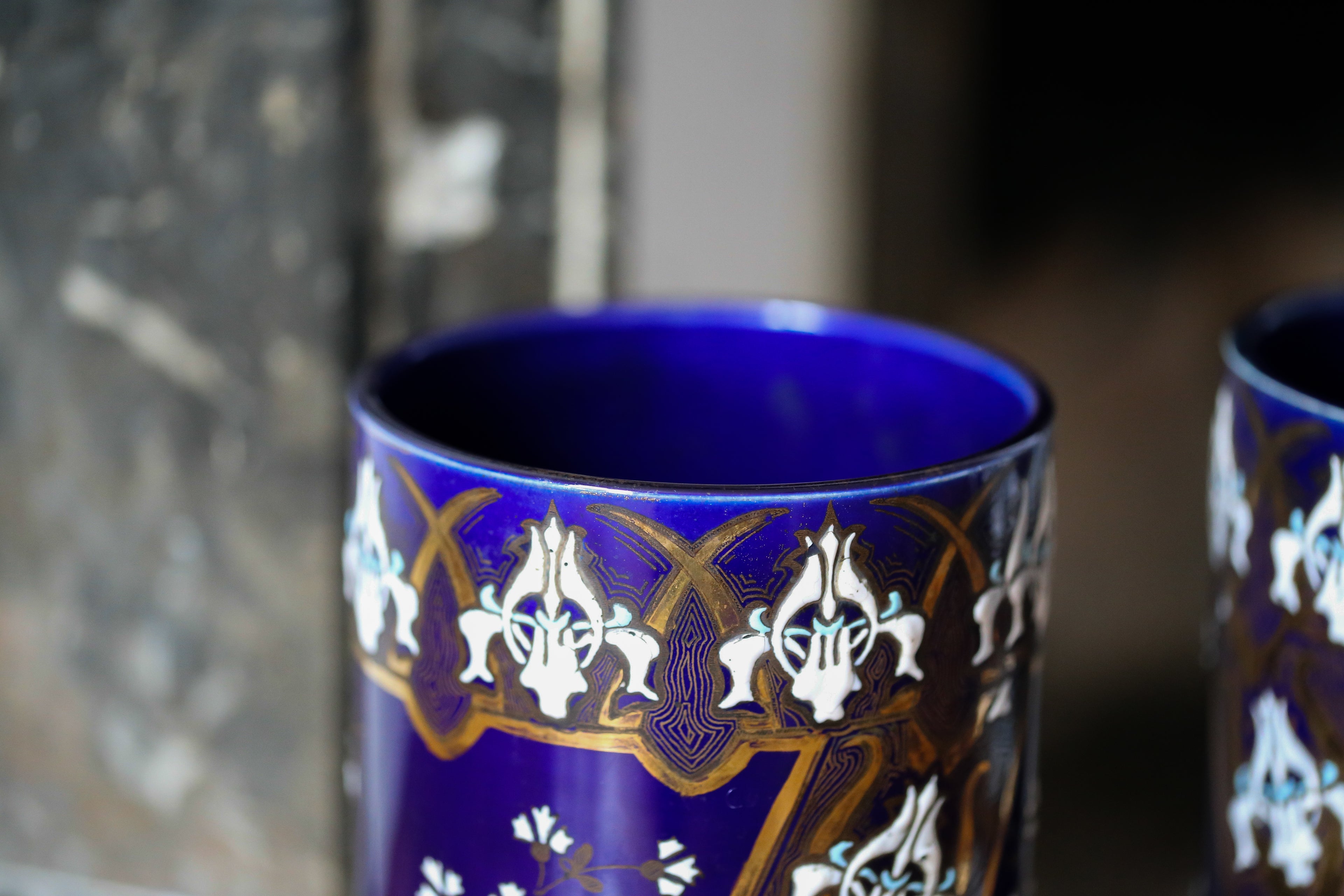 Paire de vases Art nouveau en porcelaine de Lunéville motifs floraux en relief doré