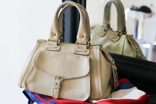 Céline sac à main couleur crème en cuir motif triomphe