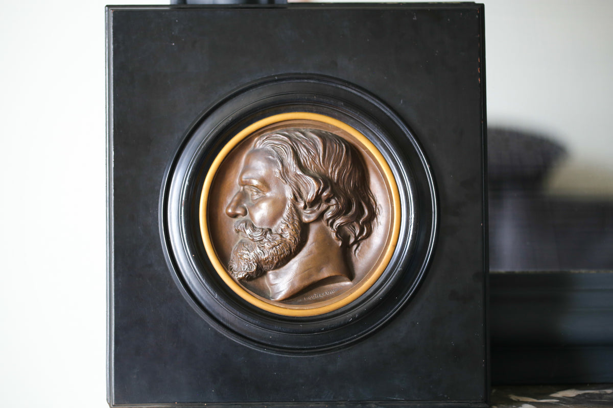 Médaillon en bronze patiné réalisé par Eugène Guillaume (1822 - 1905) représentant l'architecte Alexis Paccard (1817 - 1867)