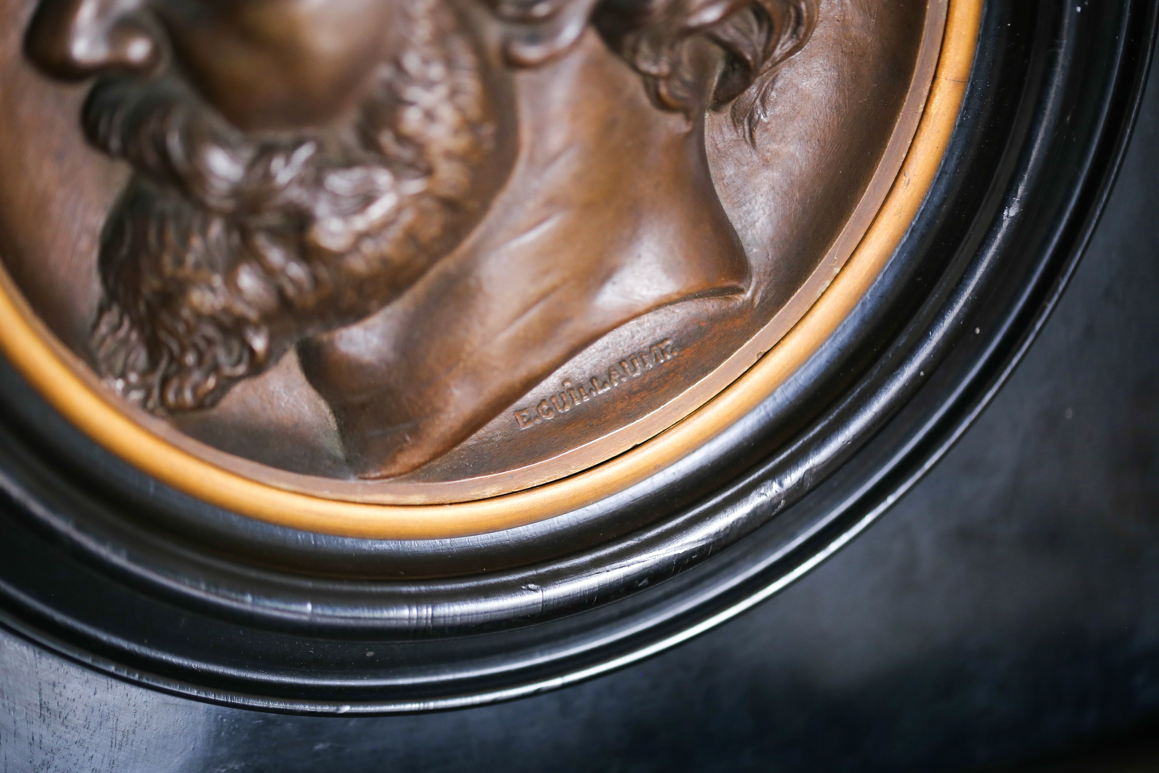 Médaillon en bronze patiné réalisé par Eugène Guillaume (1822 - 1905) représentant l'architecte Alexis Paccard (1817 - 1867)