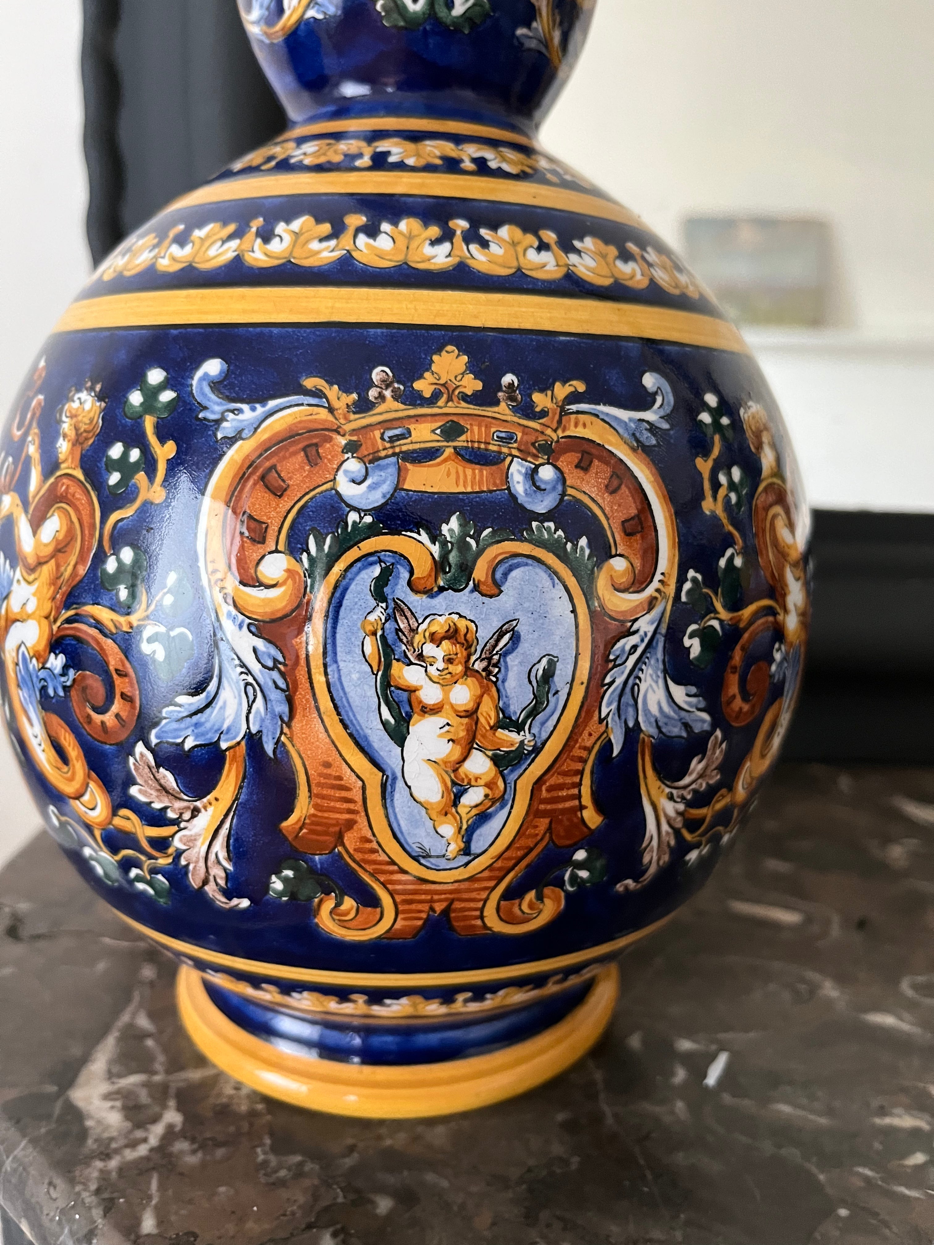 Pichet en faïence de Gien décor renaissance à fond bleu fin XIXe siècle