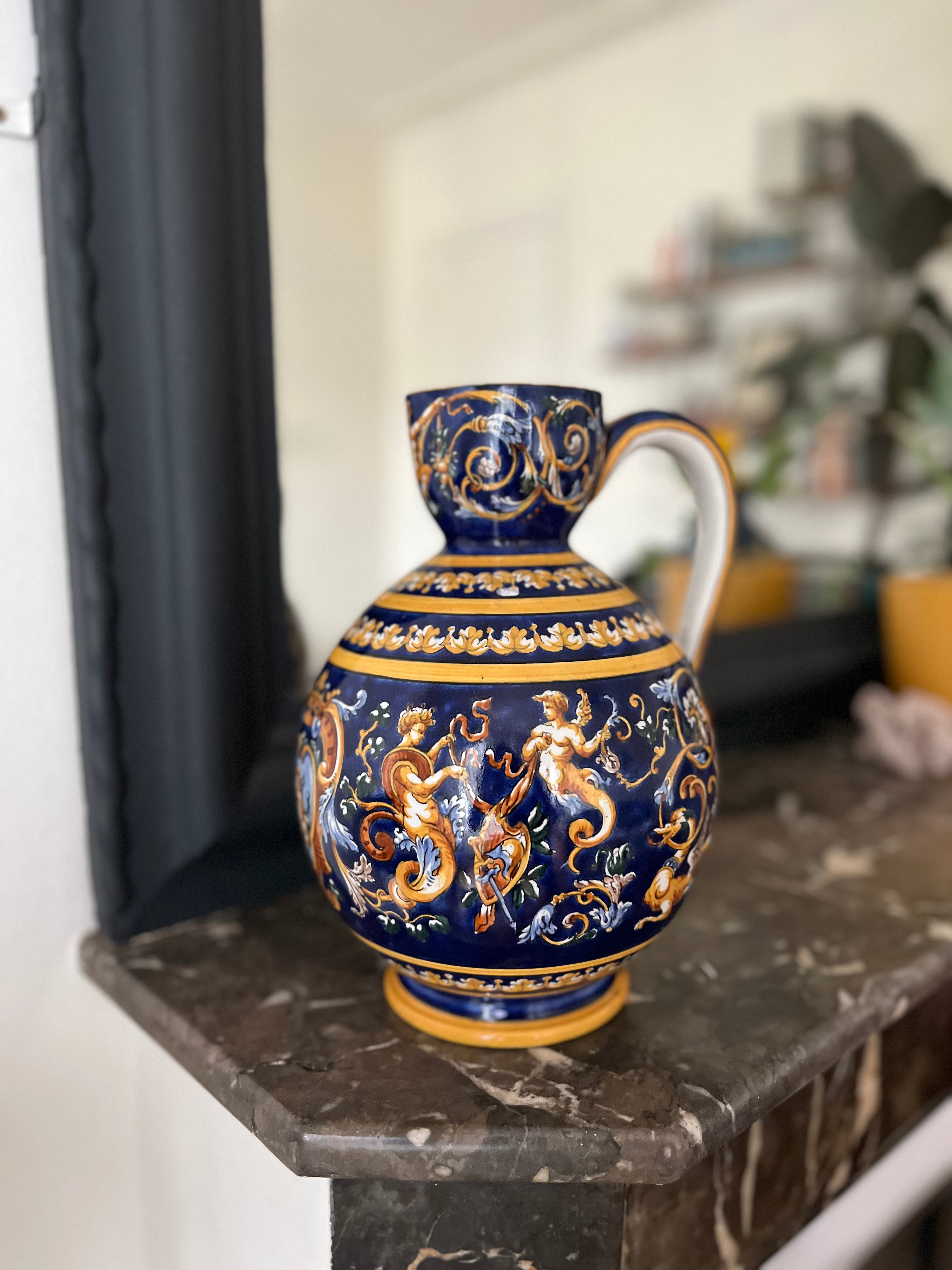 Pichet en faïence de Gien décor renaissance à fond bleu fin XIXe siècle