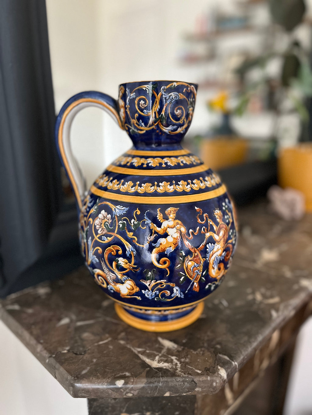 Pichet en faïence de Gien décor renaissance à fond bleu fin XIXe siècle